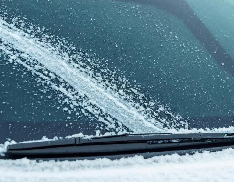 Autoscheiben im Winter pflegen